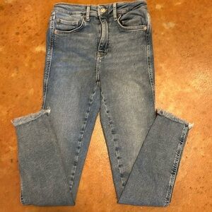 We The Free denim jeans size 28. Waist flat 13.5”. Rise 10.5”. Inseam 27”.